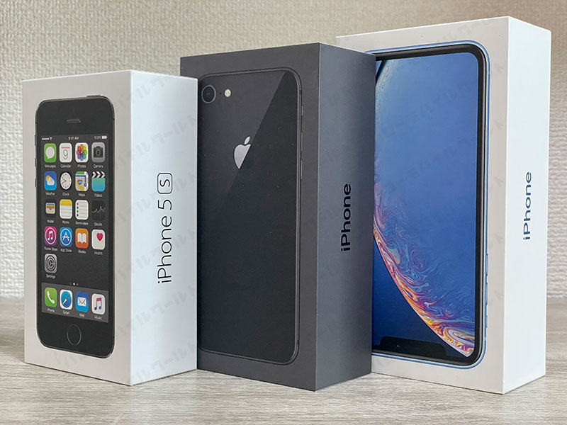 4G対応iPhone（例：写真は左から、iPhone 5S、iPhone 8、iPhone XR）