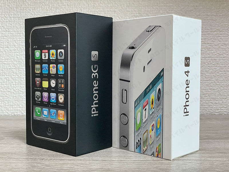 3（スリージー）G対応iPhone（例：写真は左から、iPhone 3G、iPhone 4S）