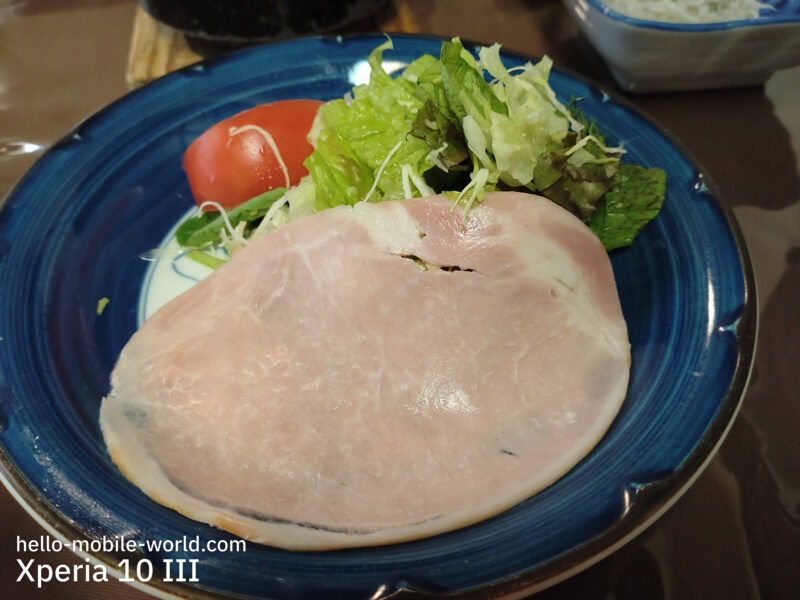 Xperia 10 III 食事写真例 サラダとハム