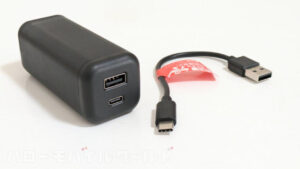 エレコム 乾電池式モバイルバッテリー DE-KD02BK 本体と付属の USB-A to USB-C ケーブル